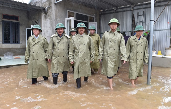 Phó Thủ tướng Lê Văn Thành trong một chuyến đi chỉ đạo phòng chống thiên tai. Ảnh: VGP/Đức Tuân