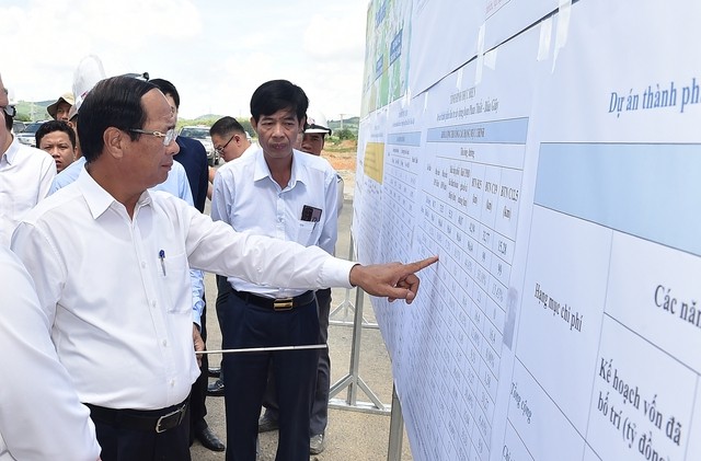 Phó Thủ tướng nghe báo cáo về tình hình triển khai dự án cao tốc Phan Thiết - Dầu Giây. Ảnh: VGP/Đức Tuân