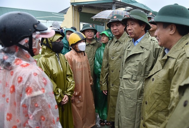 Phó Thủ tướng Lê Văn Thành hỏi thăm tình hình sản xuất, động viên công nhân mỏ. Ảnh: VGP/Đức Tuân