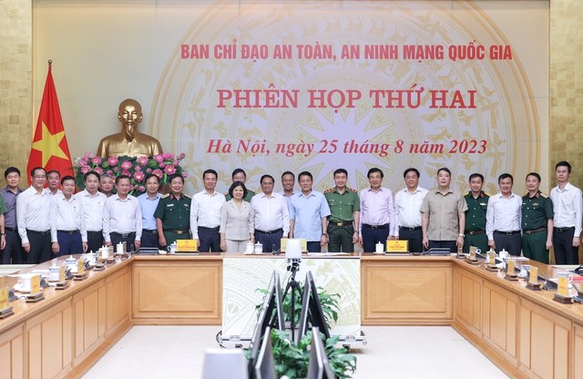 Thủ tướng và các thành viên Ban Chỉ đạo an toàn, an ninh mạng quốc gia, các đại biểu dự phiên họp thứ hai của Ban Chỉ đạo. Ảnh: VGP/Nhật Bắc