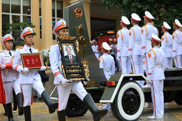 Di chuyển linh cữu đồng chí Lê Văn Thành lên Linh xa về an nghỉ tại nghĩa trang quê nhà. Ảnh VGP