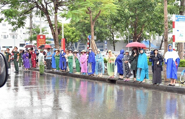 Nhân dân Đất Cảng đội mưa tiễn biệt Phó Thủ tướng Lê Văn Thành. Ảnh VGP/Đức Tuân