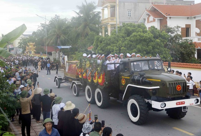 Linh xa đưa đồng chí Lê Văn Thành về quê nhà Tân Liên, Vĩnh Bảo, Hải Phòng. Ảnh VGP