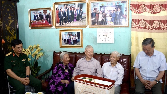 Tổng Bí thư Nguyễn Phú Trọng cùng đoàn công tác tới thăm tặng quà gia đình ông Nguyễn Xuân Khoát, cán bộ lão thành cách mạng. Ảnh: VOV