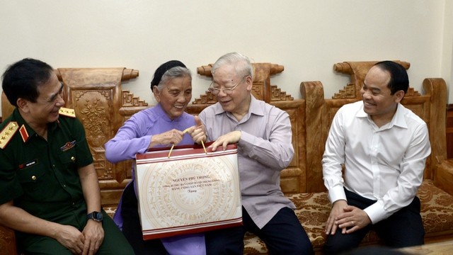 Tổng Bí thư Nguyễn Phú Trọng cùng đoàn công tác tới thăm tặng quà gia đình bà Bạch Thị Khôi cán bộ tiền Khởi nghĩa tại thành phố Lạng Sơn. Ảnh: VOV