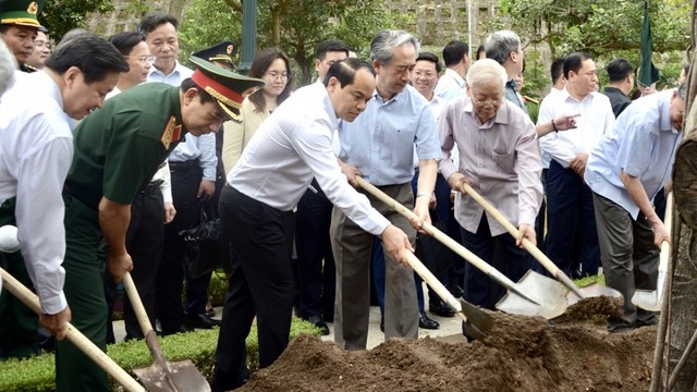Tổng Bí thư Nguyễn Phú Trọng cùng Đại sứ đặc mệnh toàn quyền nước Cộng hòa Nhân dân Trung Hoa Hùng Ba cùng trồng cây lưu niệm tại Cửa khẩu quốc tế Hữu nghị. Ảnh: VOV