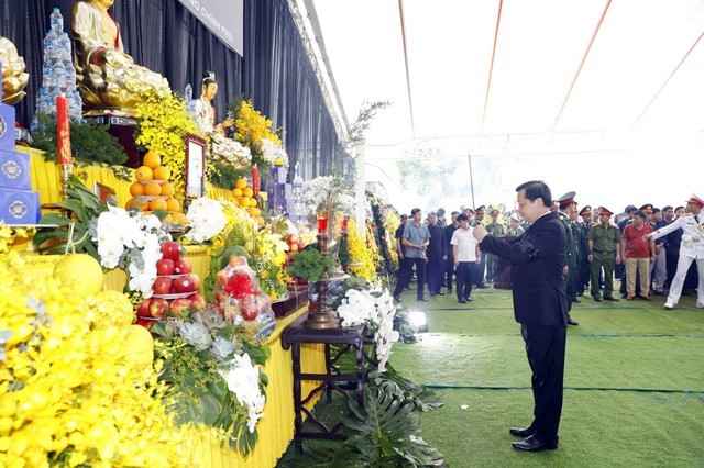 Phó Thủ tướng Lê Minh Khái dâng hương tiễn biệt đồng chí Lê Văn Thành. Ảnh VGP