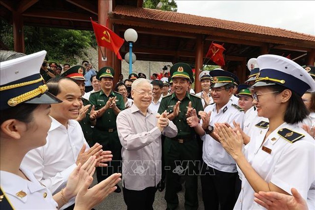 Tổng Bí thư Nguyễn Phú Trọng với lực lượng chức năng Cửa khẩu quốc tế Hữu Nghị. Ảnh: TTXVN