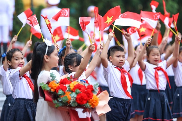 Thiếu nhi Thủ đô vẫy cờ chào đón Thủ tướng Singapore Lý Hiển Long. Ảnh: VGP/Nhật Bắc