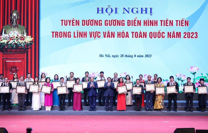 Thủ tướng trao khen thưởng cho đại diện 5 tập thể và 21 cá nhân điển hình tiên tiến. Ảnh: VGP/Nhật Bắc