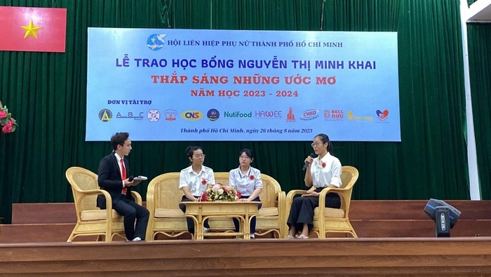 Lê Minh Tú (ngồi ngoài cùng bên phải) chia sẻ tại lễ trao học bổng sáng ngày 26/8.