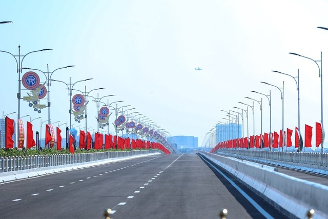 Dự án cầu Vĩnh Tuy giai đoạn 2 có tổng chiều dài tuyến (bao gồm cầu và đường dẫn) khoảng 3,5 km; mặt cắt ngang cầu trên toàn tuyến rộng 19,25 m. Ảnh: VGP/Nhật Bắc