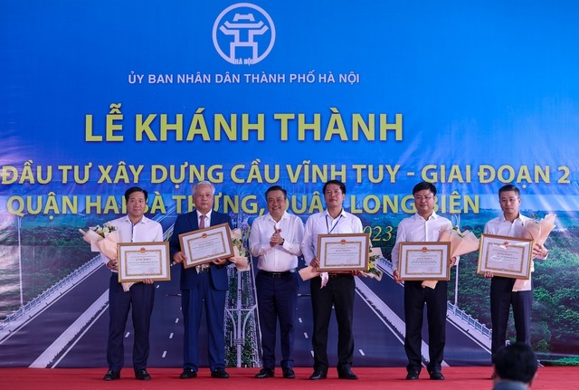 Chủ tịch Uỷ ban nhân dân Thành phố Hà Nội Trần Sỹ Thanh trao bằng khen cho các đơn vị thi công dự án. Ảnh: VGP/Nhật Bắc
