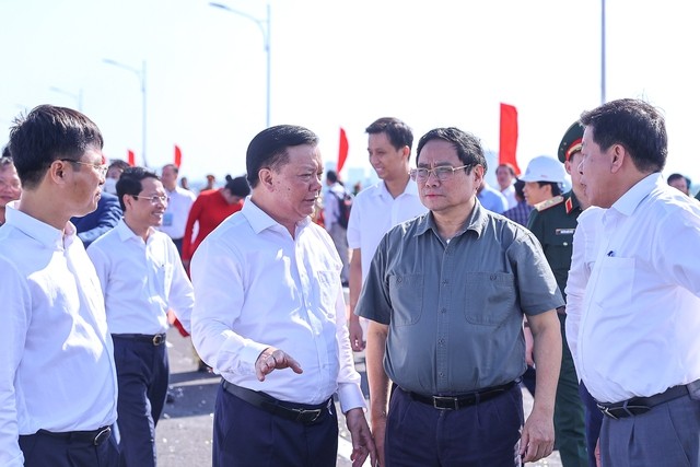 Thủ tướng Phạm Minh Chính và Bí thư Thành ủy Hà Nội Đinh Tiến Dũng trao đổi tại lễ khánh thành cầu Vĩnh Tuy giai đoạn 2. Ảnh: VGP/Nhật Bắc