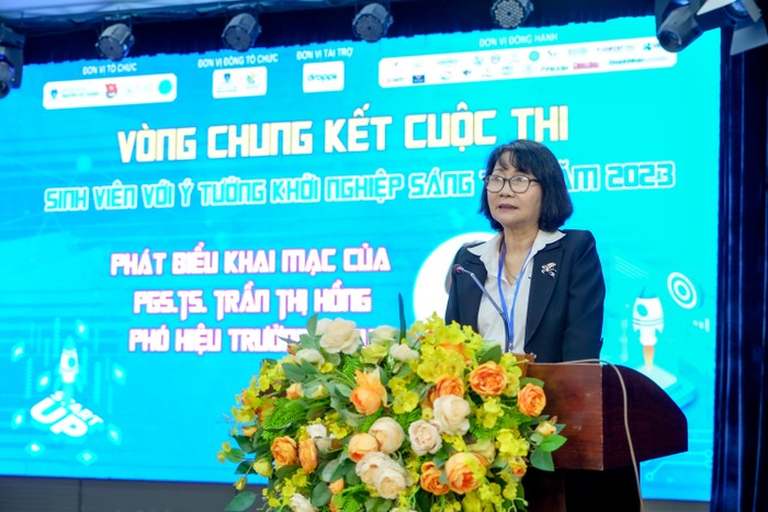 Phó Giáo sư, Tiến sĩ Trần Thị Hồng - Phó Hiệu trưởng gửi lời chúc mừng đến các đội thi tham gia tranh tài tại vòng chung kết.