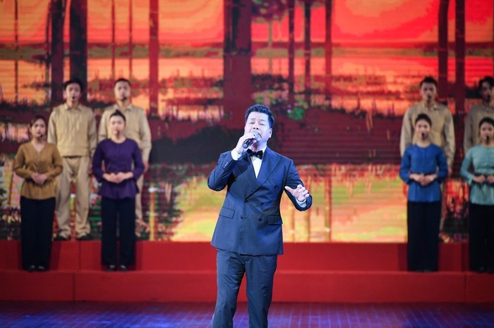 NSƯT Đăng Dương biểu diễn ca khúc Du kích sông Thao của nhạc sĩ Đỗ Nhuận tại Sao Độc lập năm 2023. (Ảnh: Thành Đạt)