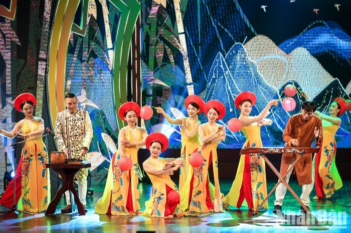 NSND Hoàng Tú cùng Dàn nhạc và tốp múa nữ với màn biểu diễn tác phẩm Cung đàn đất nước của nhạc sĩ Xuân Khải. (Ảnh: Thành Đạt)