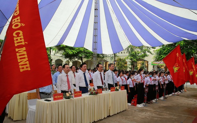 Phó Thủ tướng Trần Hồng Hà, lãnh đạo Bộ Giáo dục và Đào tạo, Văn phòng Chính phủ, Thành phố Cần Thơ và các em học sinh Trường Trung học cơ sở Đoàn Thị Điểm thực hiện nghi lễ chào cờ. Ảnh: VGP/Minh Khôi