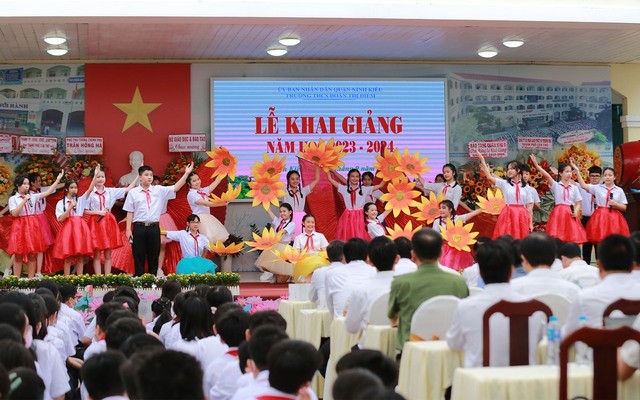 Thầy và trò Trường Trung học cơ sở Đoàn Thị Điểm (Thành phố Cần Thơ) hân hoan đón chào năm học mới 2023-2024. Ảnh: VGP/Minh Khôi