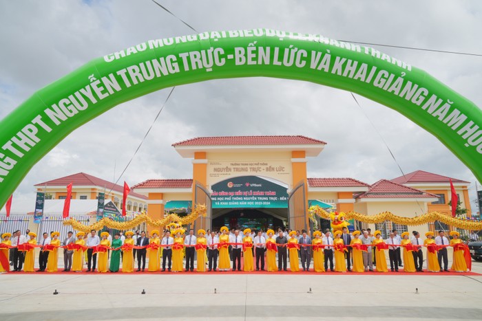 Toàn cảnh Trường Trung học phổ thông Nguyễn Trung Trực – Bến Lức.