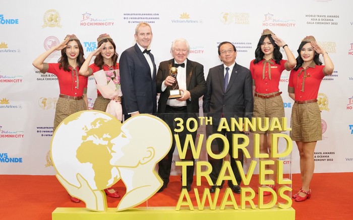 Ông Graham Cooke (giữa), nhà sáng lập và chủ tịch World Travel Awards trao cúp kỷ niệm cho lãnh đạo Vietjet.