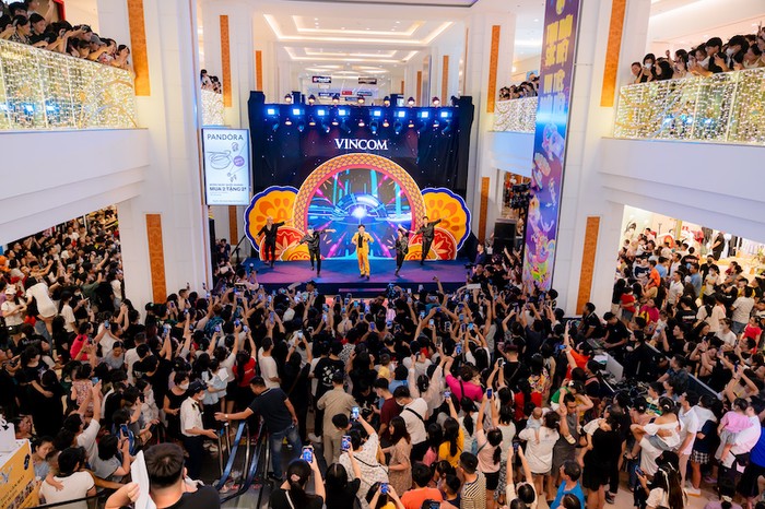 Đêm nhạc “Vũ Khúc Sắc Việt” với sự xuất hiện của nam ca sĩ Trúc Nhân thu hút hàng ngàn khán giả tới tham dự