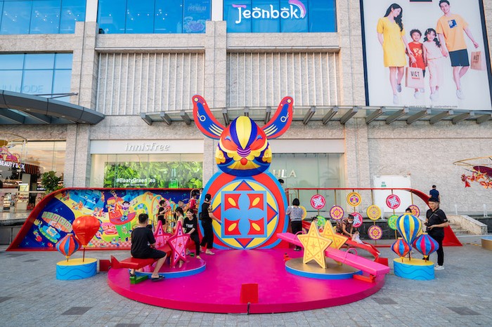 Vincom Mega Mall Smart City tích hợp tiện ích vui chơi ngay trong khu vực trang trí gây ấn tượng với hình ảnh Thỏ Ngọc khổng lồ
