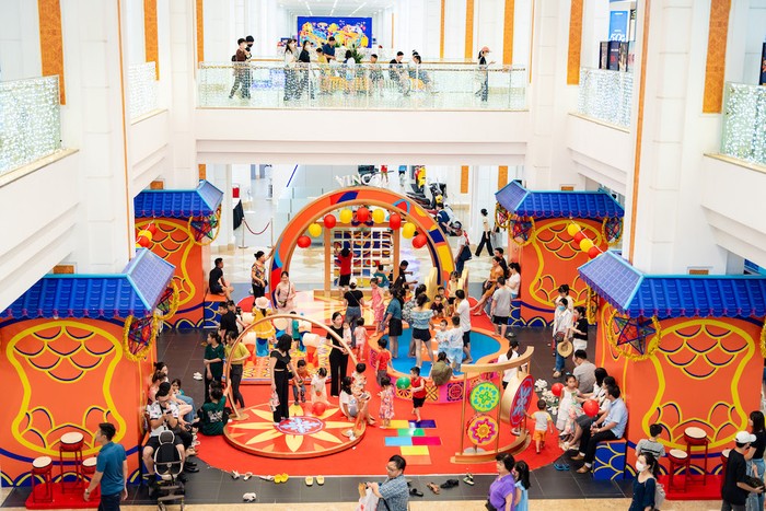 Vincom Mega Mall Royal City “biến hình” thành tuyến phố Trung thu rực rỡ sắc màu tích hợp các tiện ích vui chơi và nghỉ ngơi dành cho cả gia đình