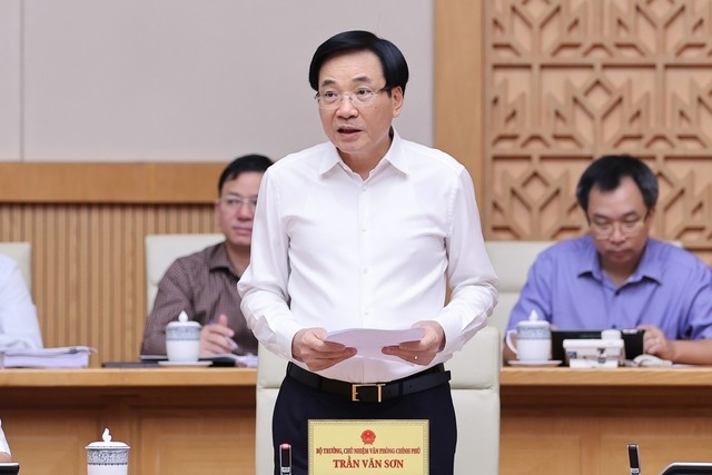 Bộ trưởng, Chủ nhiệm Văn phòng Chính phủ Trần Văn Sơn báo cáo tại Phiên họp. Ảnh: VGP/Nhật Bắc