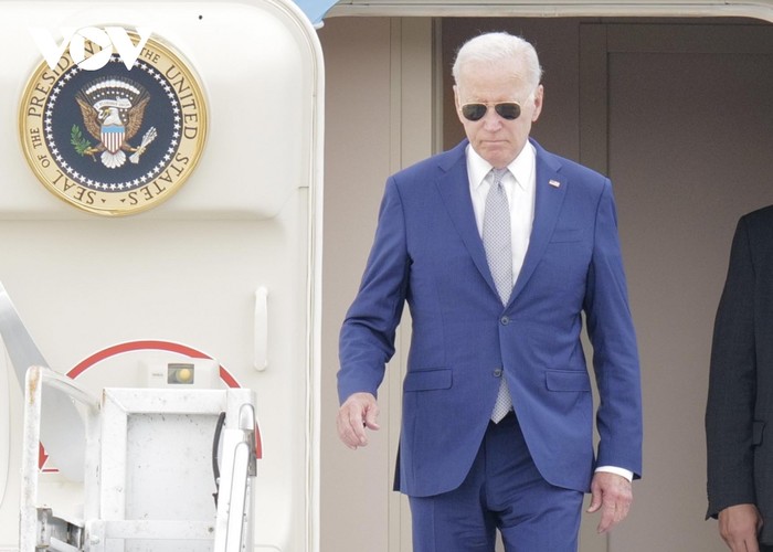 Tổng thống Joe Biden bước xuống từ chuyên cơ Không lực Một.