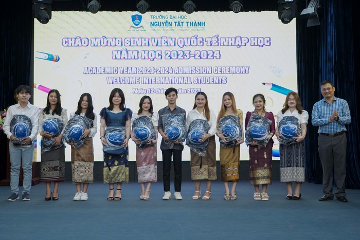 Trường Đại học Nguyễn Tất Thành chào đón 44 tân sinh viên Lào và Campuchia.