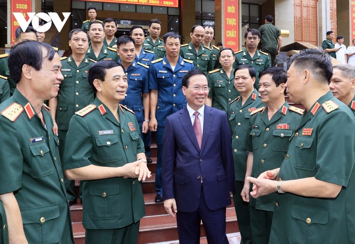 Chủ tịch nước Võ Văn Thưởng nói chuyện với lãnh đạo, giảng viên Học viện Quốc phòng.