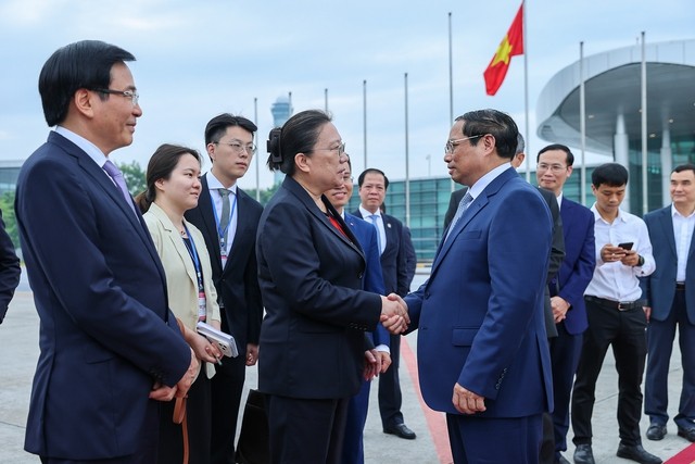 Công sứ Đại sứ quán Trung Quốc tại Việt Nam Hy Tuệ tiễn Thủ tướng Phạm Minh Chính và Đoàn công tác. Ảnh: VGP/Nhật Bắc