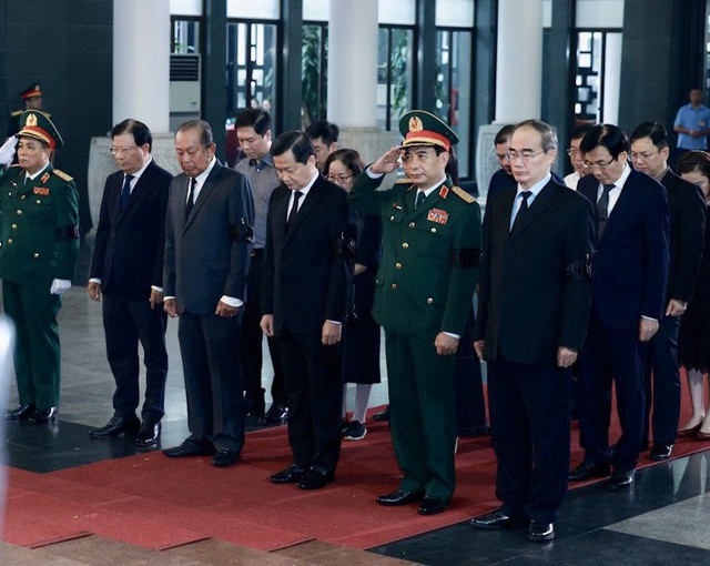 Đoàn Chính phủ do Phó Thủ tướng Lê Minh Khái làm Trưởng đoàn vào viếng Thượng tướng Nguyễn Chí Vịnh. Ảnh: VGP/PL