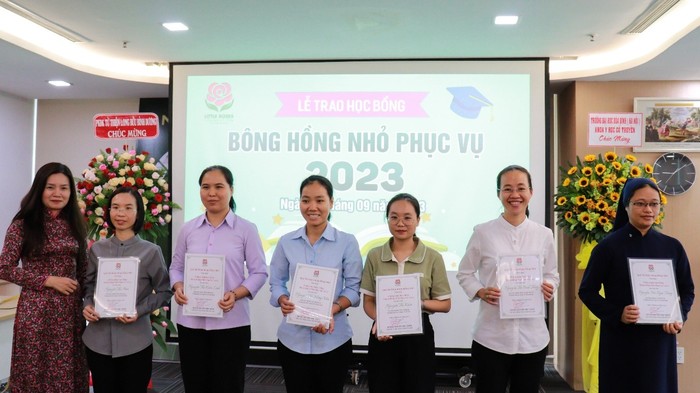 Thạc sĩ Nguyễn Thị Cẩm Lệ (Phó Hiệu trưởng Trường Đại học Gia Định) trao Giấy chứng nhận học bổng “Bông Hồng Nhỏ Phục Vụ” cho các sinh viên.