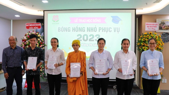 Thạc sĩ, Kiến trúc sư Từ Phú Đức (Trưởng khoa Thiết kế nghệ thuật Trường Đại học Hoa Sen) trao Giấy chứng nhận học bổng “Bông Hồng Nhỏ Phục Vụ” cho các sinh viên