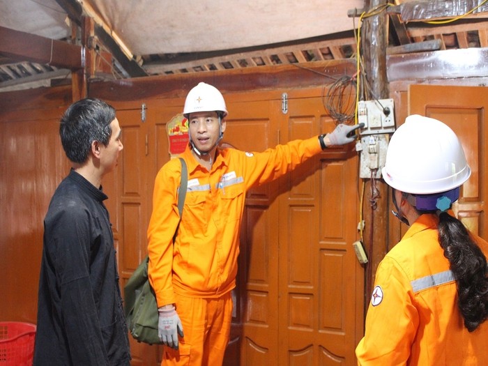 Hướng dẫn khách hàng sử dụng điện an toàn, chống chập cháy nổ tại các nhà sàn bằng gỗ nằm trong khu du lịch cộng đồng huyện Bắc Sơn