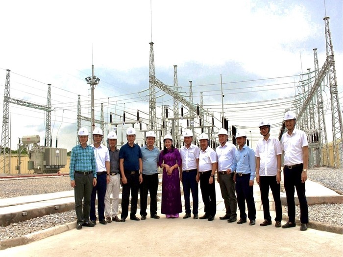 Các đại biểu dự lễ đóng điện đường dây và TBA 110kV Yên Bình 8, tỉnh Thái Nguyên