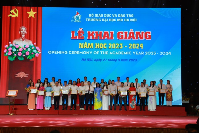 Trường Đại học Mở Hà Nội khen thưởng cho tập thể, cá nhân có thành tích xuất sắc trong học tập và phong trào sinh viên. Ảnh: NTCC