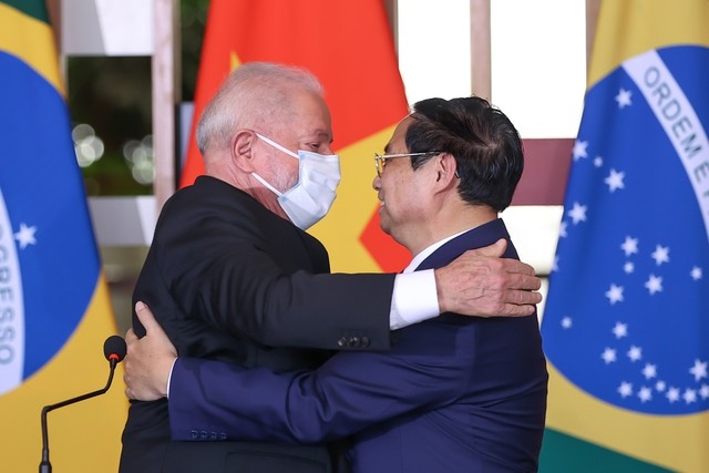 Tổng thống Lula da Silva đã nhận lời mời thăm Việt Nam của lãnh đạo cấp cao Việt Nam nhằm tham gia các hoạt động kỷ niệm 35 năm thiết lập quan hệ ngoại giao Việt Nam - Brazil và tiếp tục làm sâu sắc hơn quan hệ giữa hai nước. Ảnh: VGP/Nhật Bắc