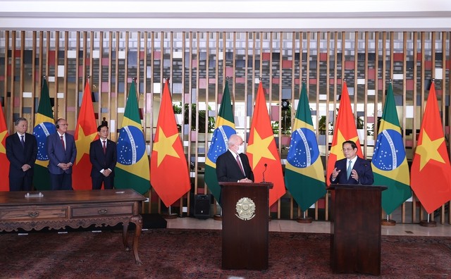 Ngay sau hội đàm, Thủ tướng Phạm Minh Chính và Tổng thống Brazil Luiz Inacio Lula da Silva đã có cuộc gặp gỡ, trao đổi với báo chí. Ảnh: VGP/Nhật Bắc