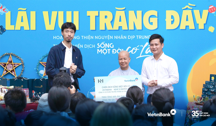Đại diện VietinBank cùng Nghệ sĩ Rapper Đen Vâu trao tặng quà cho các em nhỏ tại Mái ấm Diệu Giác.