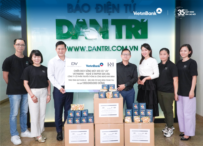 Đại diện VietinBank, Công ty cổ phần Truyền thông và Công nghệ Khải Minh thông qua báo Dân trí tặng bánh trung thu tới trẻ em có hoàn cảnh khó khăn.