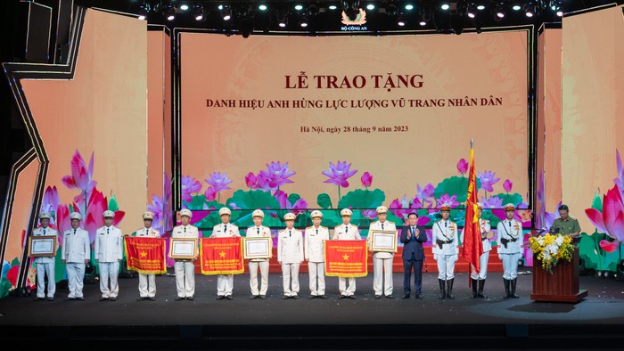 Thay mặt lãnh đạo Đảng, Nhà nước, Chủ tịch Quốc hội Vương Đình Huệ trao tặng danh hiệu Anh hùng lực lượng vũ trang Nhân dân cho 03 tập thể, 01 cá nhân đã có thành tích đặc biệt xuất sắc trong bảo vệ an ninh quốc gia, giữ gìn trật tự an toàn xã hội, góp phần vào sự nghiệp xây dựng xã hội và bảo vệ tổ quốc. Ảnh: Quochoi.vn