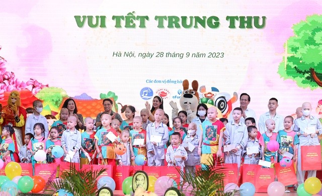 Thủ tướng Phạm Minh Chính thăm, tặng quà các bệnh nhi đang điều trị tại Viện Huyết học -Truyền máu Trung ương nhân dịp Tết Trung thu năm 2023. Ảnh: VGP/Nhật Bắc