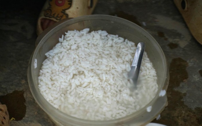 Cơm trắng trộn nước lã – bữa trưa của học sinh điểm trường Co Muông