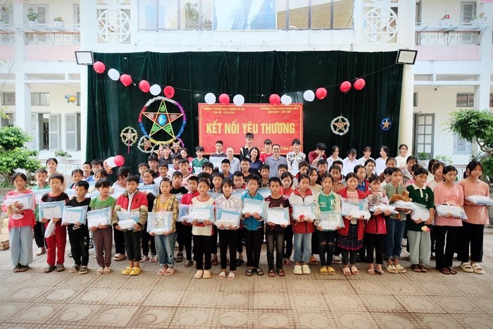 Các em học sinh Trường Phổ thông dân tộc bán trú Trung học cơ sở Phăng Sô Lin nhận quà