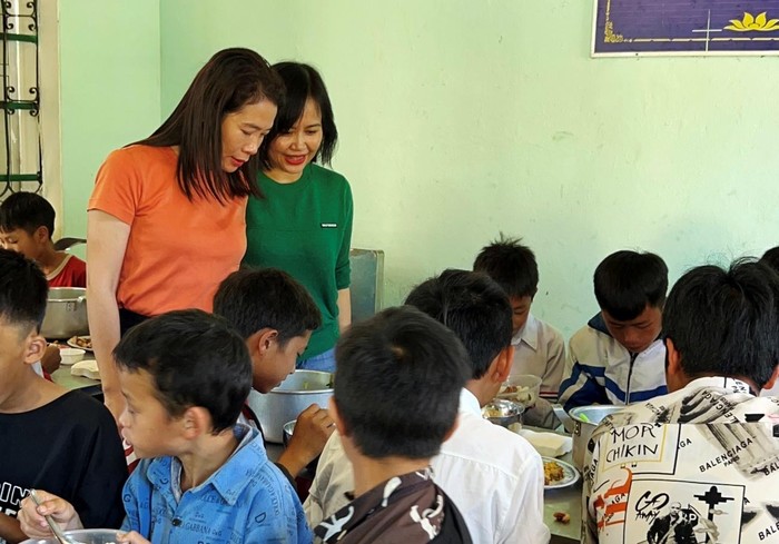 Cô giáo Nguyễn Thị Lan và cô giáo Trương Thu Hường nấu cơm cho các em