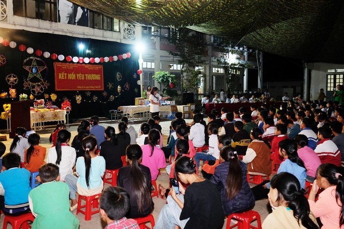 Đêm giao lưu liên hoan Trung thu tại Trường Phổ thông dân tộc bán trú Trung học cơ sở Phăng Sô Lin