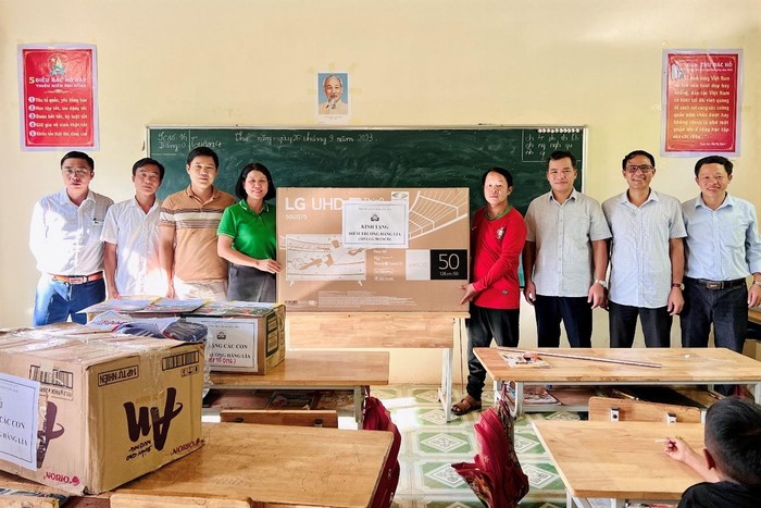 Lãnh đạo huyện Sìn Hồ cùng các thầy giáo tại điểm trường tiếp nhận quà tặng